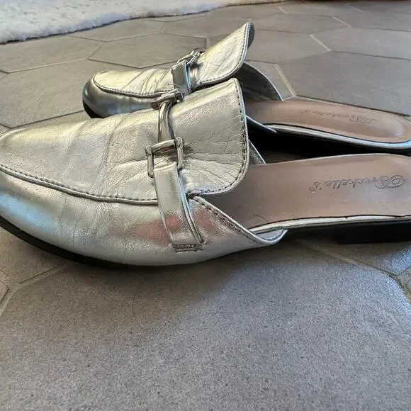 Breckelle's Women's Silver Slides Size 8 - Picture 5 of 5
